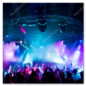 ROCKBULL auf der Bühne mit Spotlights und jubelndem Publikum