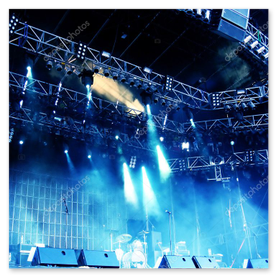 Lichtkegel und Nebel schaffen dramatische Bühne