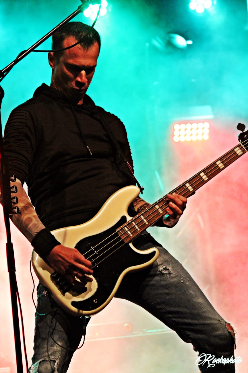 Bassist auf der Bühne